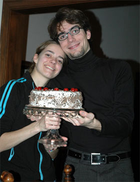 max-caitlin-and-cake_bearbeitet-1.jpg