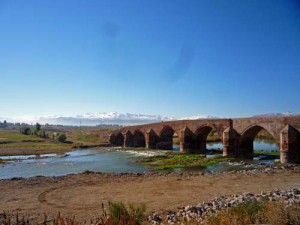 Cobandede Brücke über den Aras
