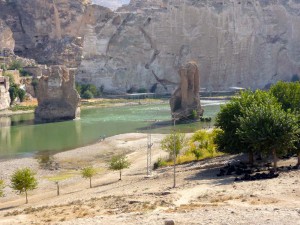 Blick von der neuen Tigris Brücke auf die alte Tigris Brücke
