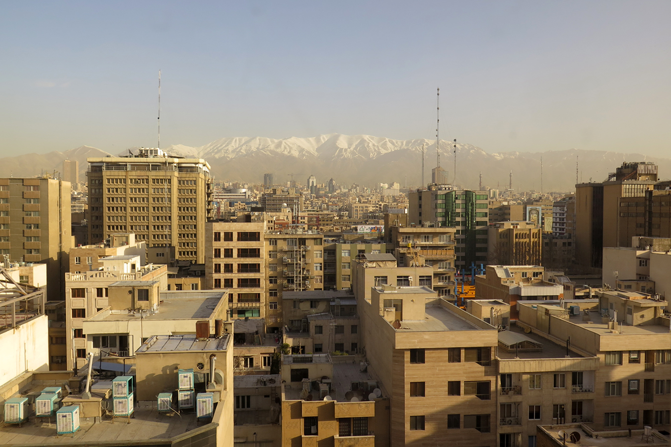 Ein Blick auf die Dächer von Teheran